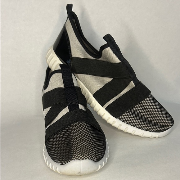 xertia Shoes - Xertia size 7 Black and White Women's Sneakers good condition
